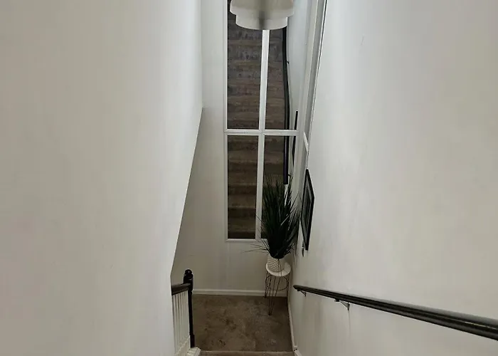 Beautiful Loft Style Townhouse-vaulted Ceilings
