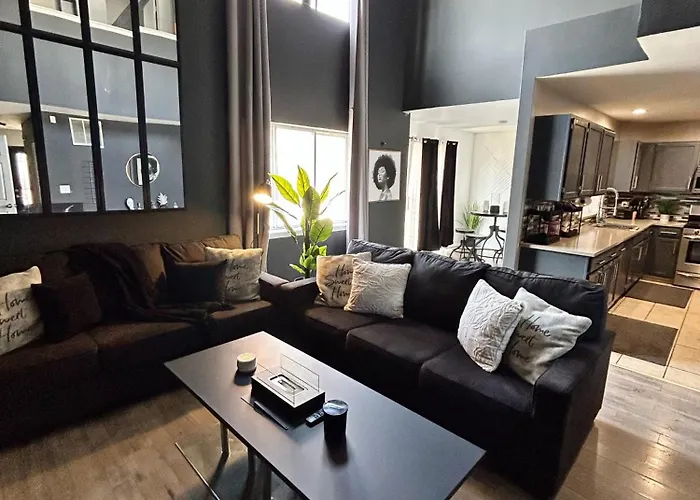 Beautiful Loft Style Townhouse-vaulted Ceilings Hotel *