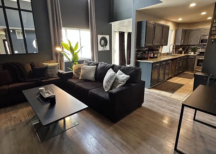 Hotel Beautiful Loft Style Townhouse-vaulted Ceilings
