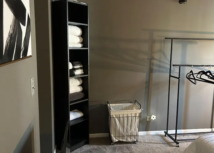 Hotel Beautiful Loft Style Townhouse-vaulted Ceilings *