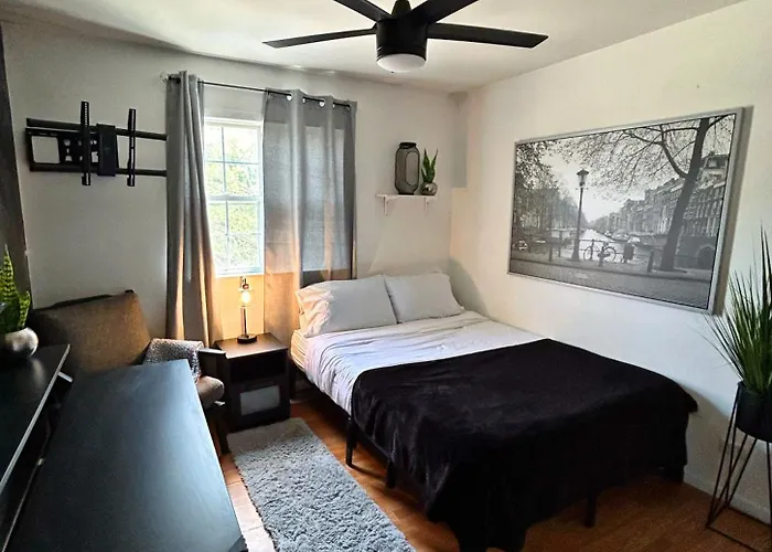 Hotel Beautiful Loft Style Townhouse-vaulted Ceilings *