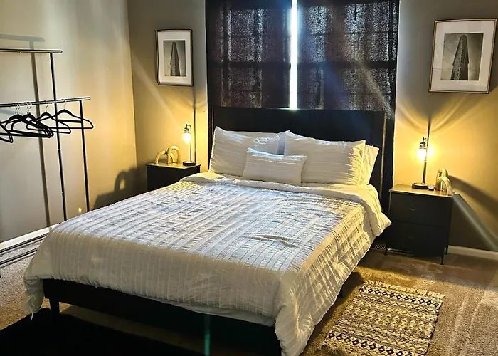 Beautiful Loft Style Townhouse-vaulted Ceilings Hotel