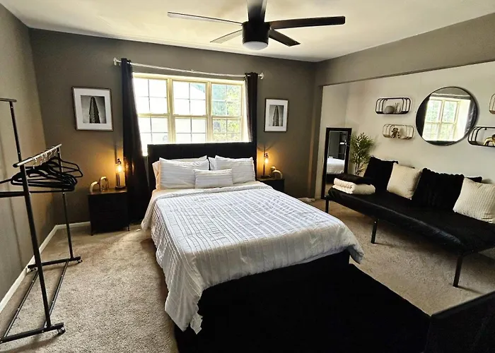 Hotel Beautiful Loft Style Townhouse-vaulted Ceilings Romeoville