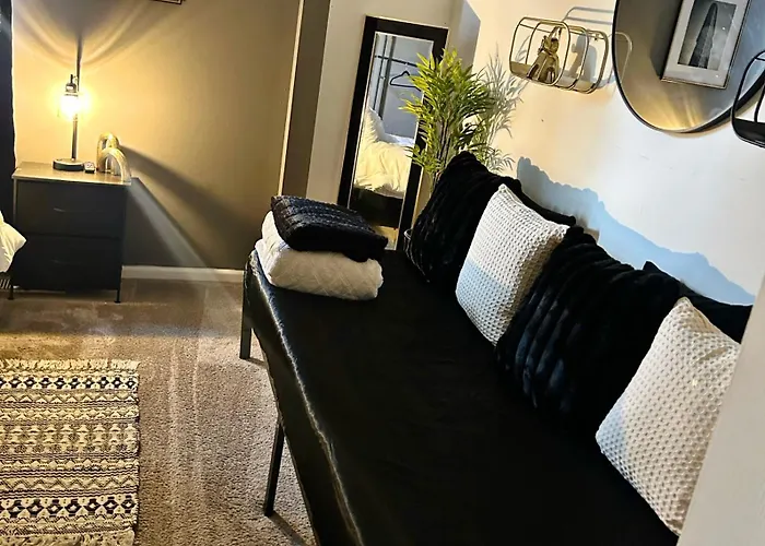 Beautiful Loft Style Townhouse-vaulted Ceilings